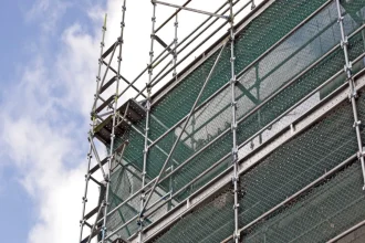 Échafaudage fixe à cadres vs multidirectionnel : Lequel acheter pour vos chantiers ?