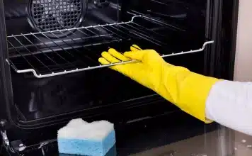 Comment nettoyer un four très sale ?