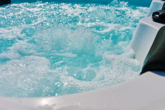 Accessoires pour spa et jacuzzi : lesquels sont vraiment indispensables ?