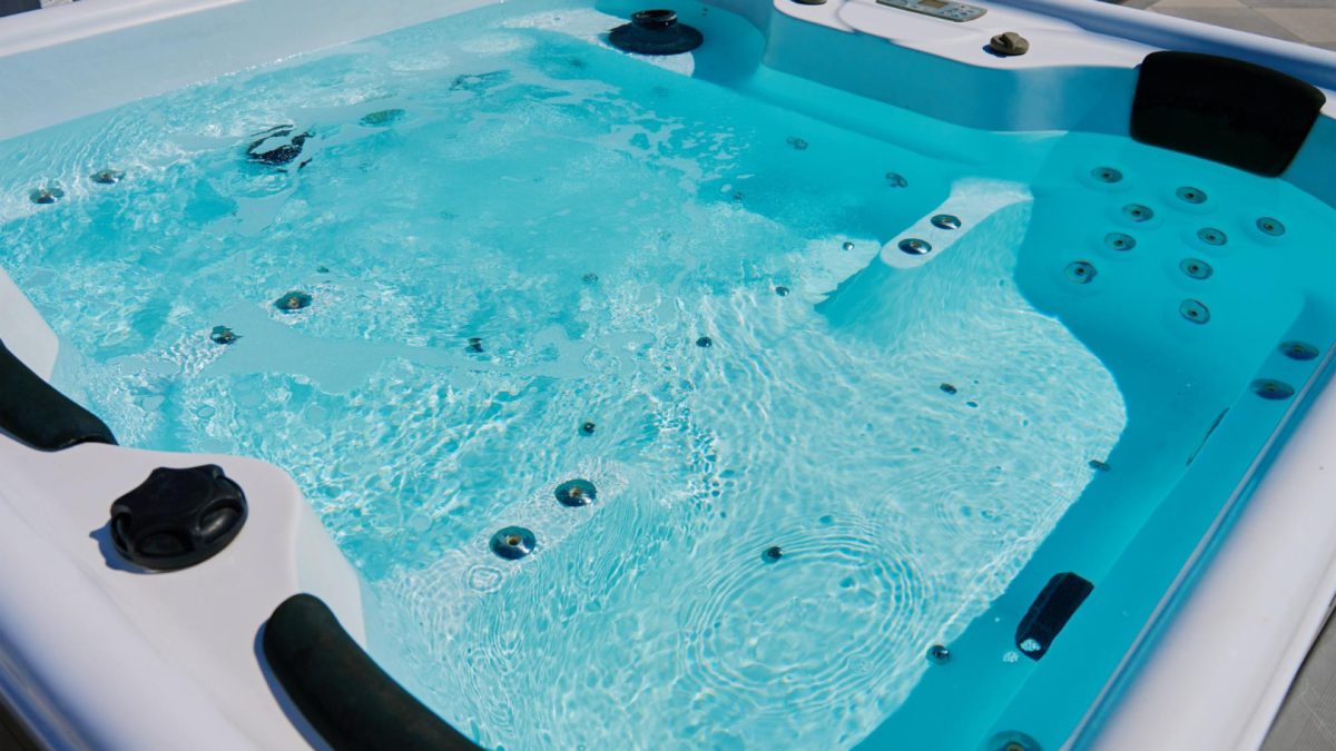 Couverture de spa : l'accessoire qui fait vraiment la différence sur votre facture