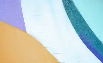 Les raisons d’utiliser le papier peint pour décorer son intérieur blue and yellow painted wall