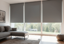 Salon moderne avec grand fenêtre et rideau roller gris